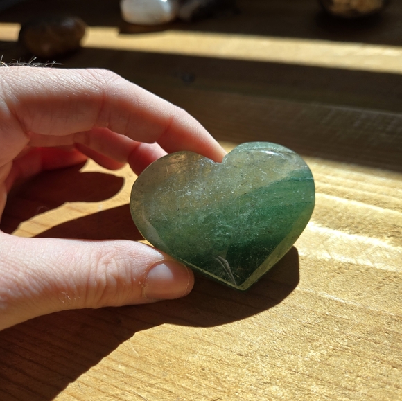 Green strawberry quartz heart crystal - Picture 2 of 2
